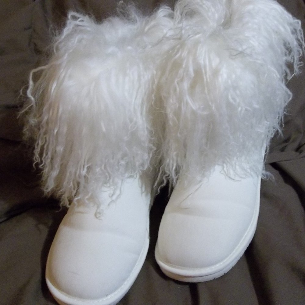 womens size 8 white fur Bearpaw boots